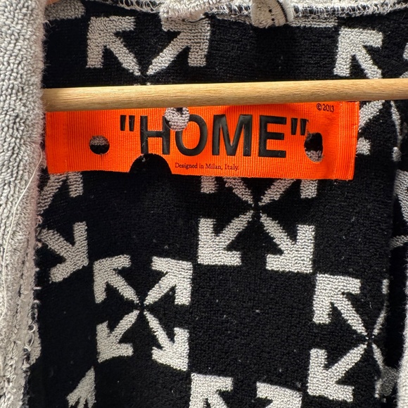 For Sale: OFF-WHITE Unisex Bathrobe – One Size Fits All - $150 - Picture 3 of 3